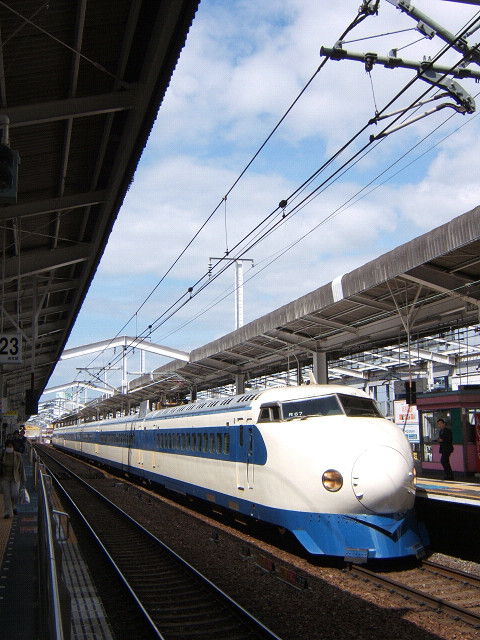 岡山駅に停車中の0系6両編成。