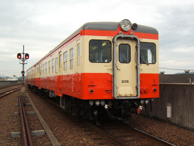 水島駅に進入するキハ20の2両編成。