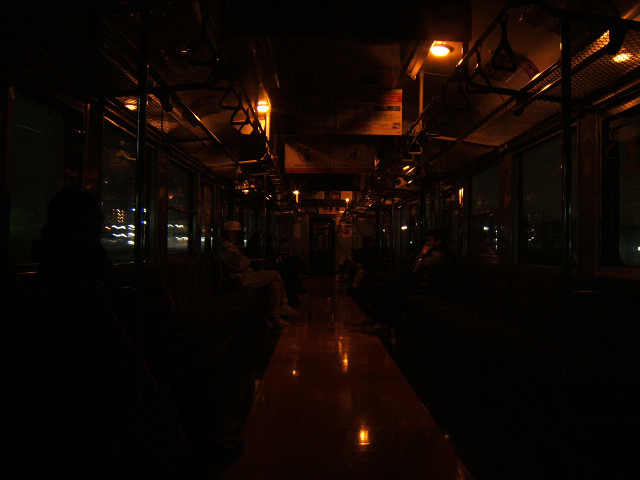 門司の交直セクションを通過中の415系車内。